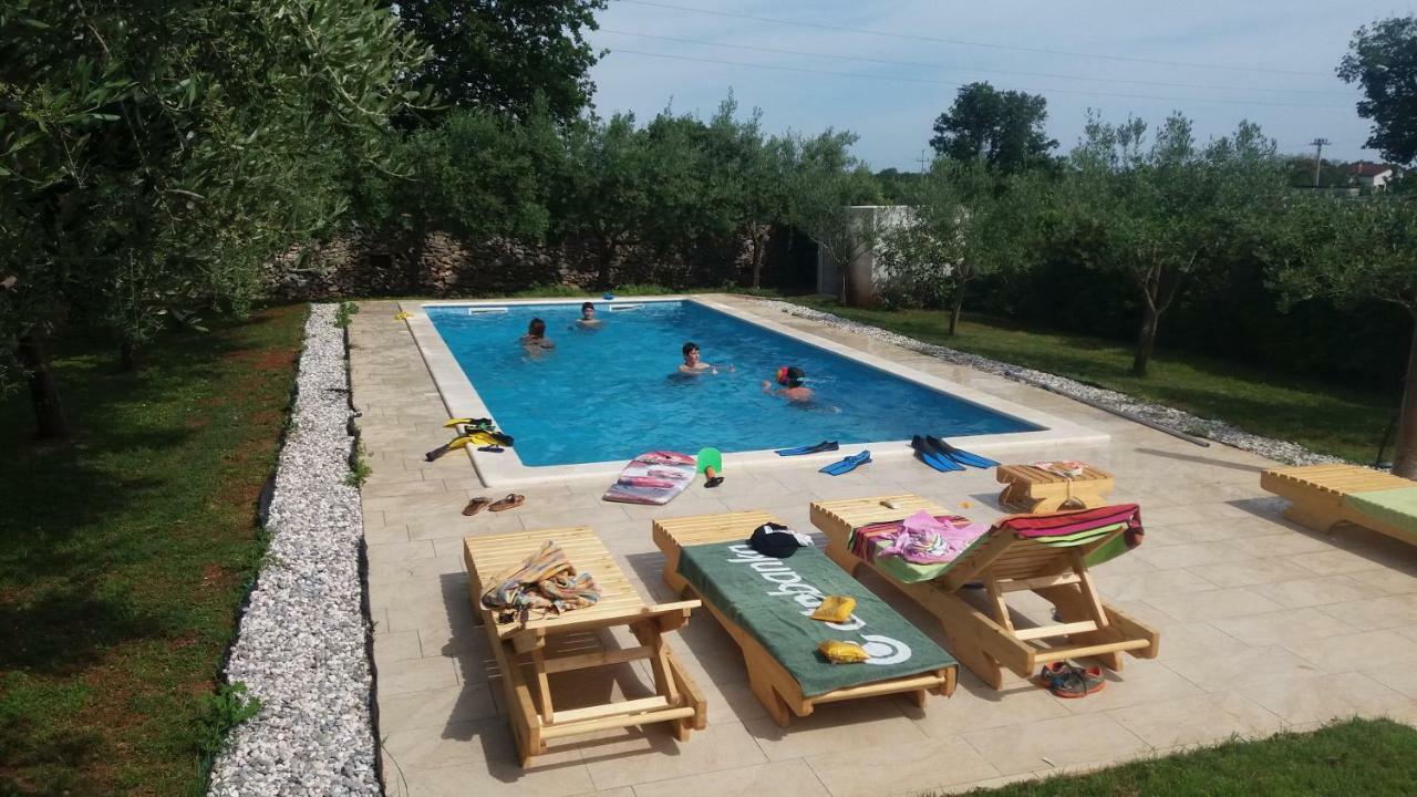 Mala Kuca Sa Velikim Grijanim Bazenom Antonio Villa Šišan Kültér fotó