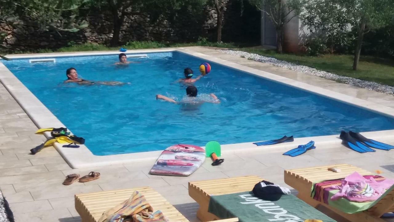Mala Kuca Sa Velikim Grijanim Bazenom Antonio Villa Šišan Kültér fotó